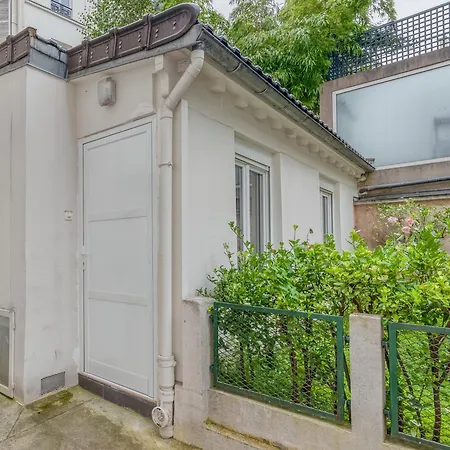 Charming Little House In Th Heart Of Batignolles Appartement Parijs