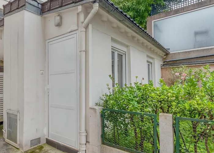 Charming Little House In Th Heart Of Batignolles Appartement Parijs