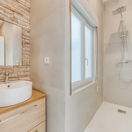 Charming Little House In Th Heart Of Batignolles Appartement Parijs
